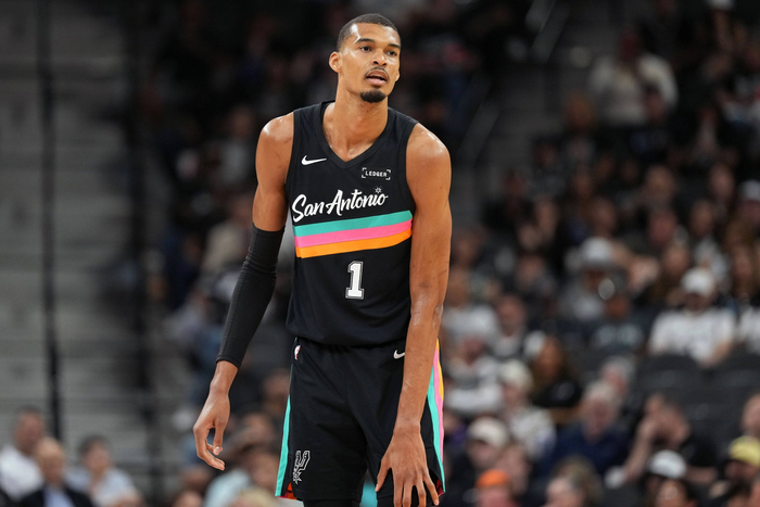 狂轰53+19+14，马刺双星齐爆发，齐创历史纪录，波波维奇还在立功|NBA季后赛|西部|森林狼|文班亚马|半决赛G3_新浪体育_新浪新闻